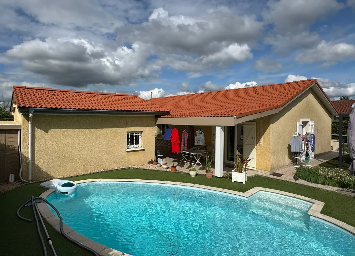 Maison avec une couverture en tuiles rouges